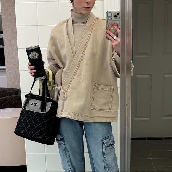 • Beige Kimono style cardigan • - Picture 2 of 2